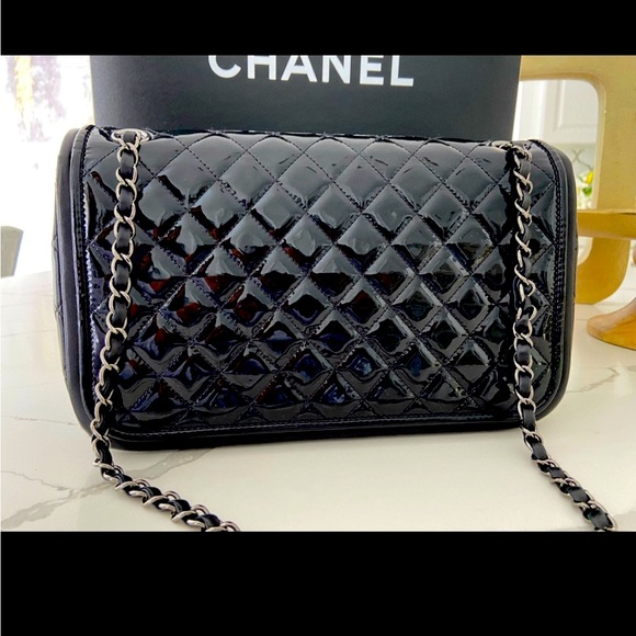 Classic Twist Chanel Bag - Picture 5 of 8